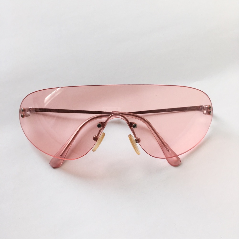 Pink 2000’s sunglasses